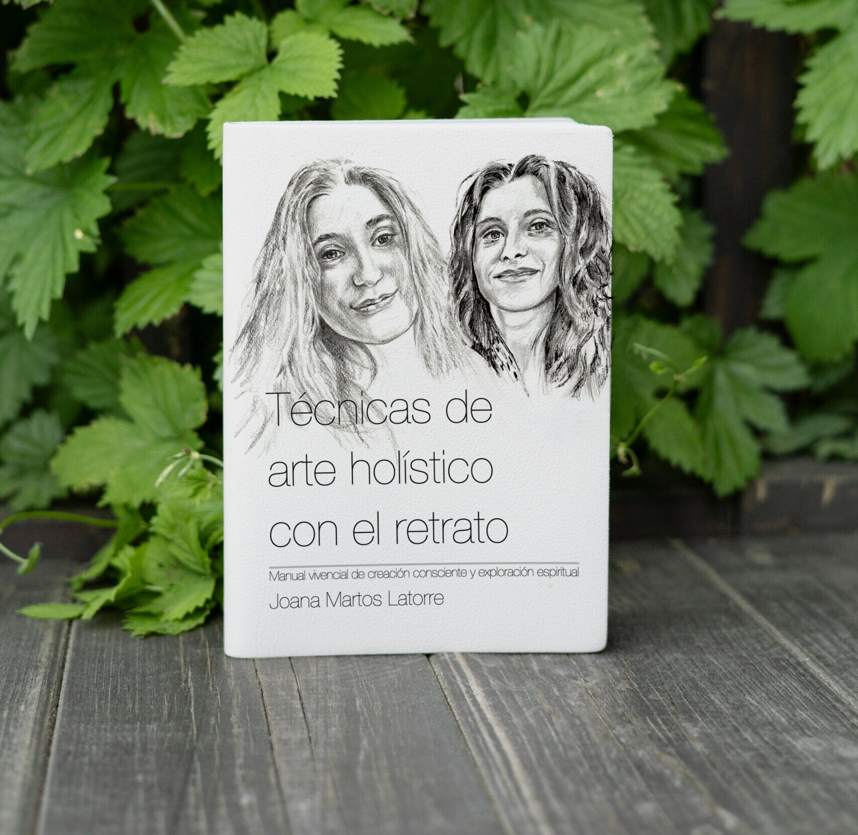 mockup tecnicasarteholisticocast verde pared hierba